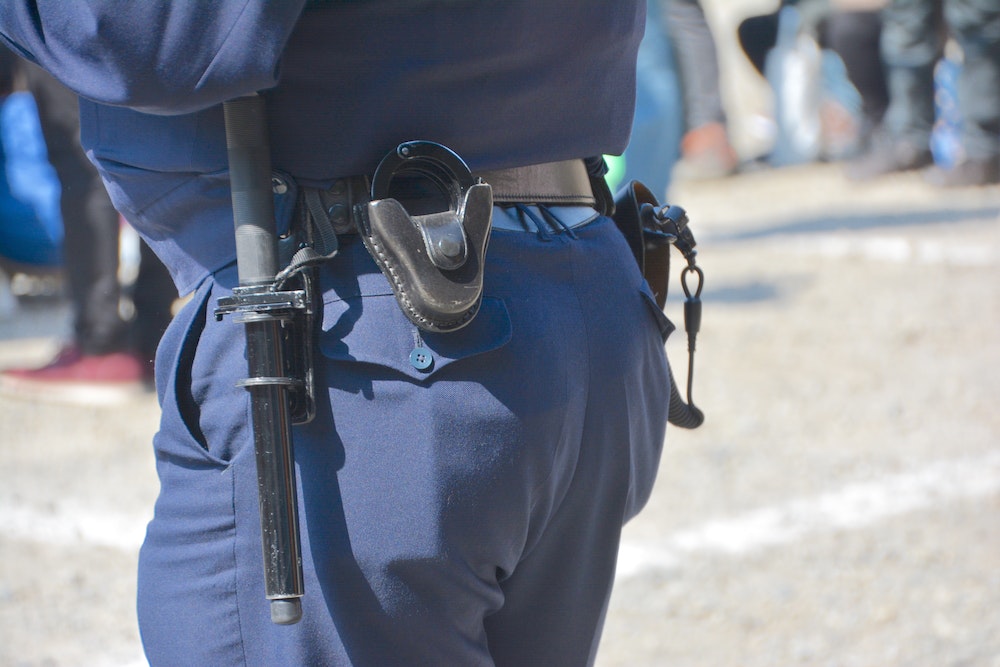 Porter plainte contre la police : un guide complet pour connaître vos droits et les démarches à suivre